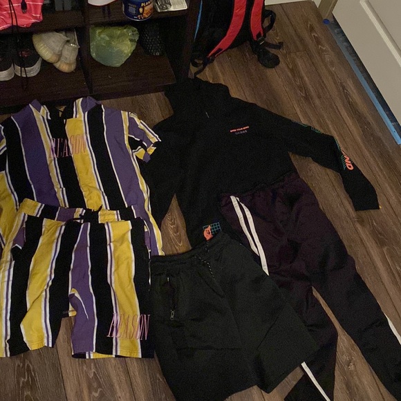 Selling a variety of brands. -Abercrombie, - Hollister, - Champion , - Old Navy, - Picture 7 of 12